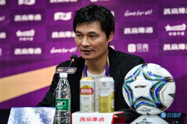 杨若晴顾不上去搭理杨华明，俯身往黄老九鼻子底下探了下。